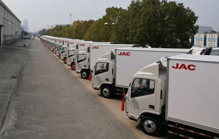 Entrega a granel de camiones frigoríficos JAC a un importante cliente en Jordania